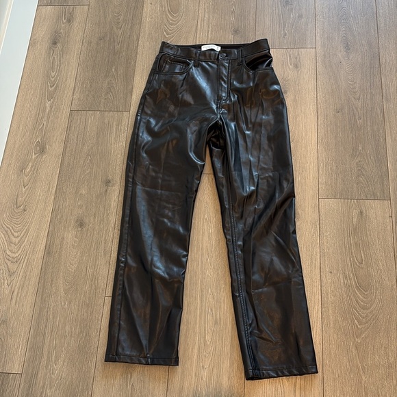 Abercrombie & Fitch The 90s High Rise Vegan Leather Pant Black Size 28 / 6 SHORT - Picture 1 of 5